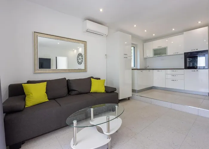 Linda Kucica 2 * Crikvenica